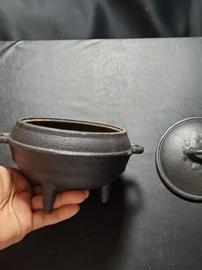 Cast Iron Tripod Pot with Lid - Black